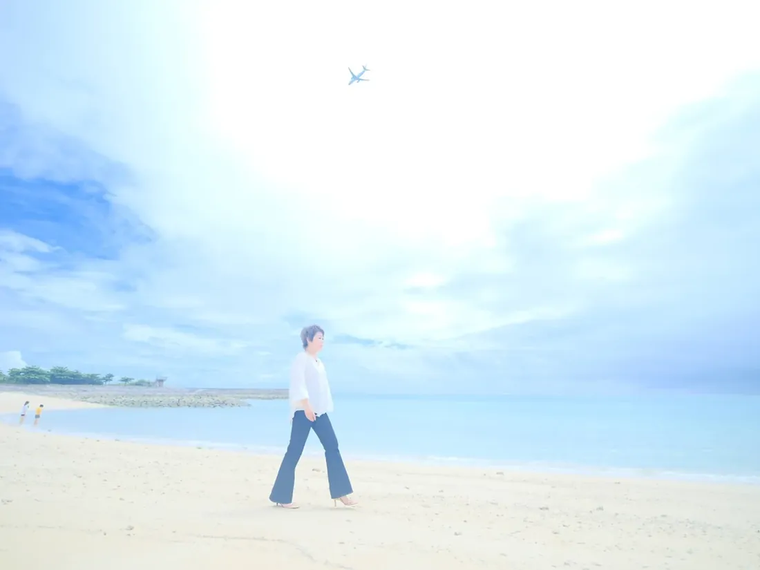 沖縄の海辺を歩くNanaluna