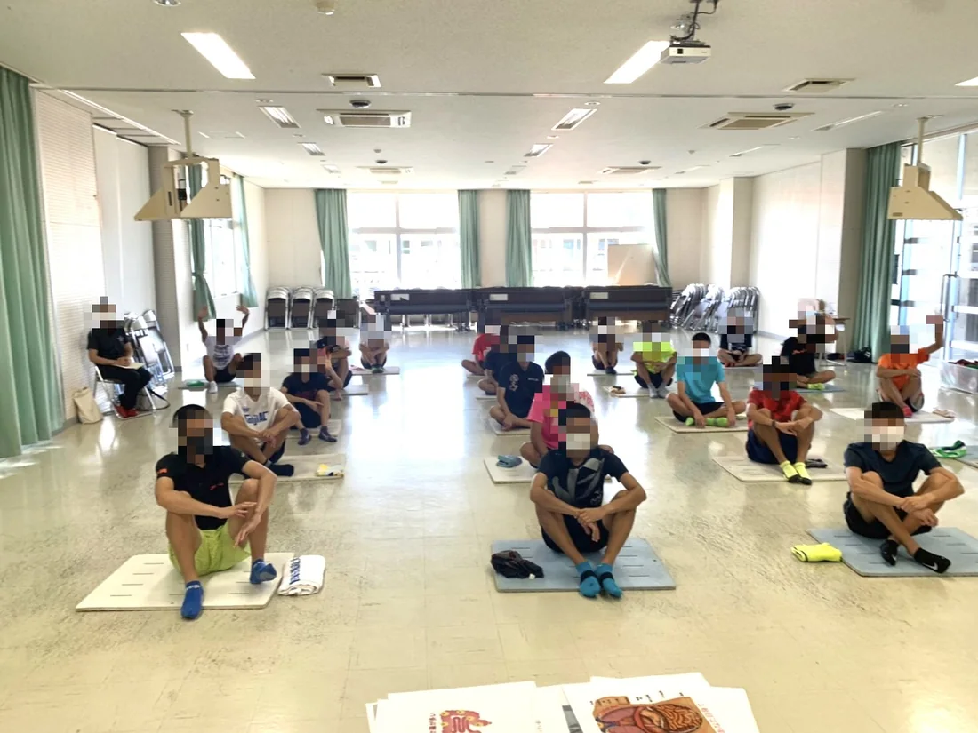 北山高校陸上部の腸もみ講座。30名が座って話を聞いている